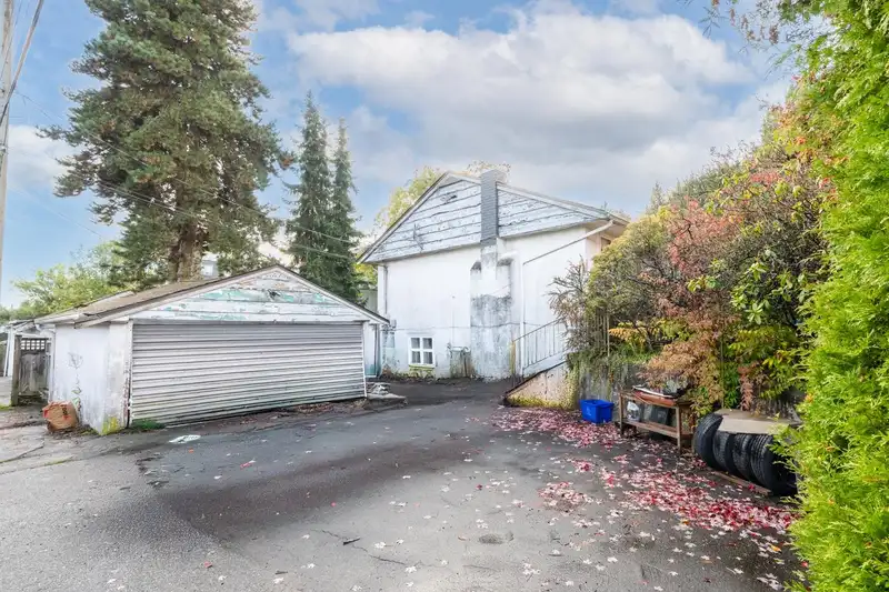 470 W 46TH AVENUE - photo 4 of 36