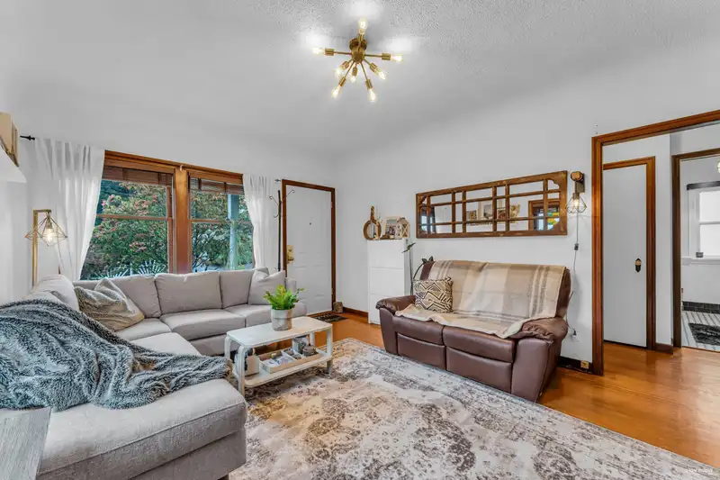 820 THIRD AVENUE - photo 2 of 35