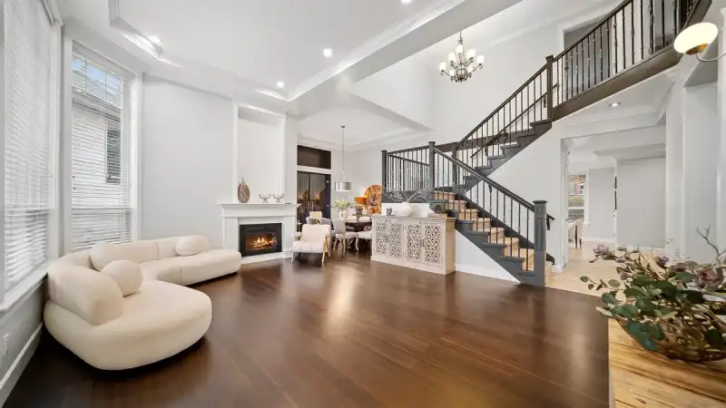 15038 70 AVENUE - photo 1 of 39