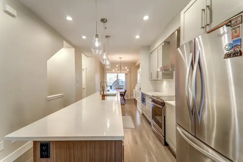 70 20498 82 AVENUE - photo 4 of 33