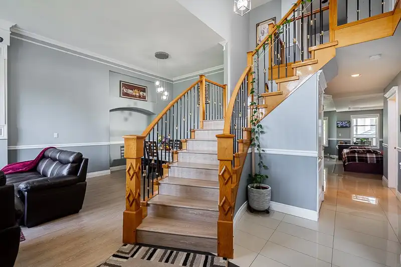 12608 67A AVENUE - photo 4 of 39