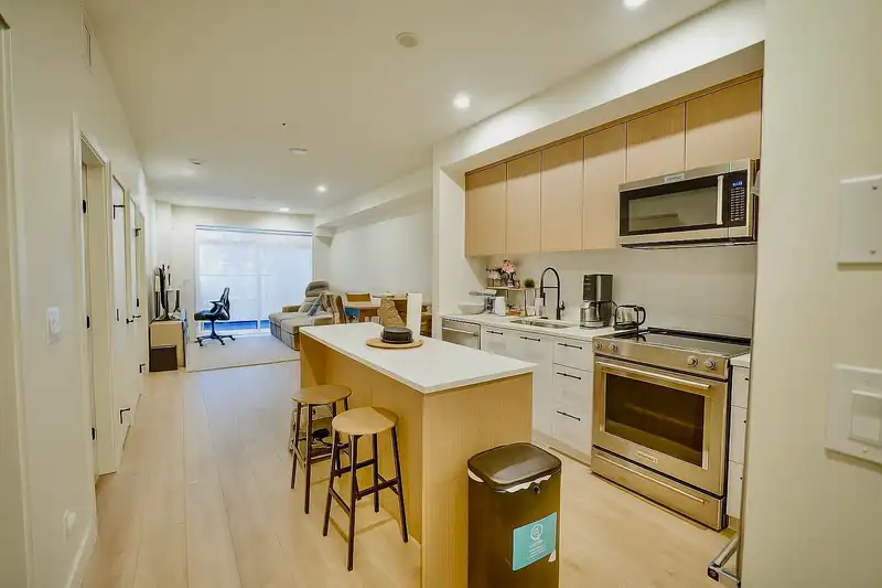 126 2635 KING GEORGE BOULEVARD - photo 3 of 23