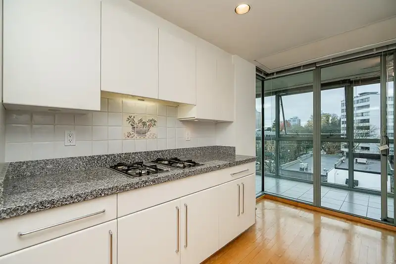 602 1550 W 15TH AVENUE - photo 4 of 27