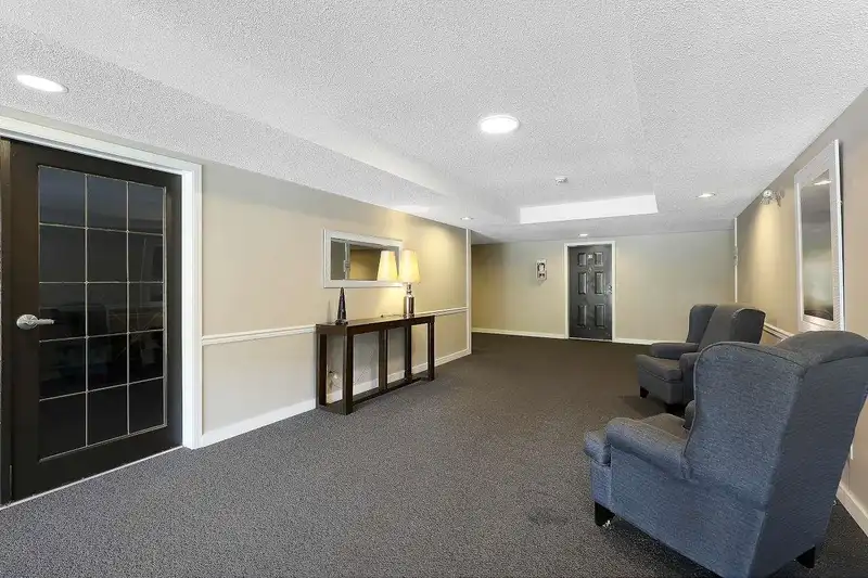 202 1460 MARTIN STREET - photo 2 of 33