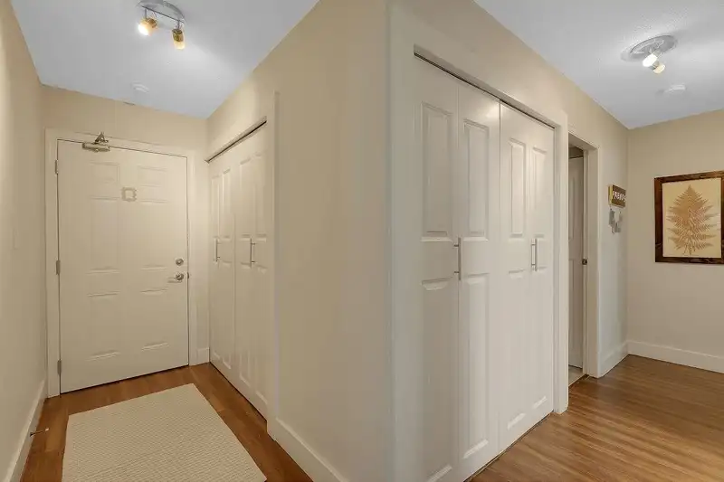 202 1460 MARTIN STREET - photo 4 of 33