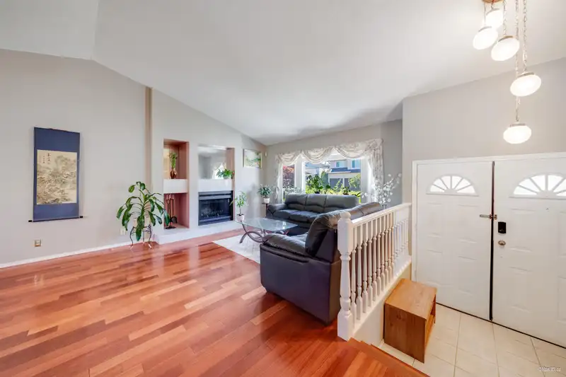 1295 DAIMLER STREET - photo 4 of 31