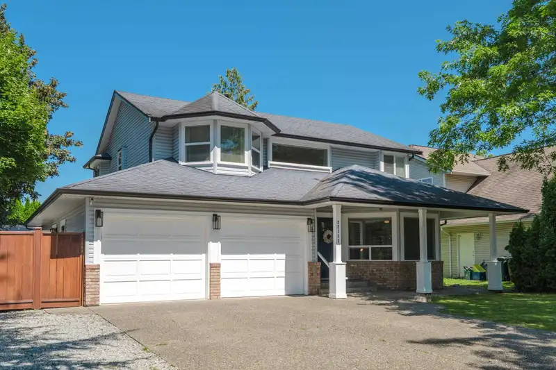 22111 46 AVENUE - photo 2 of 40