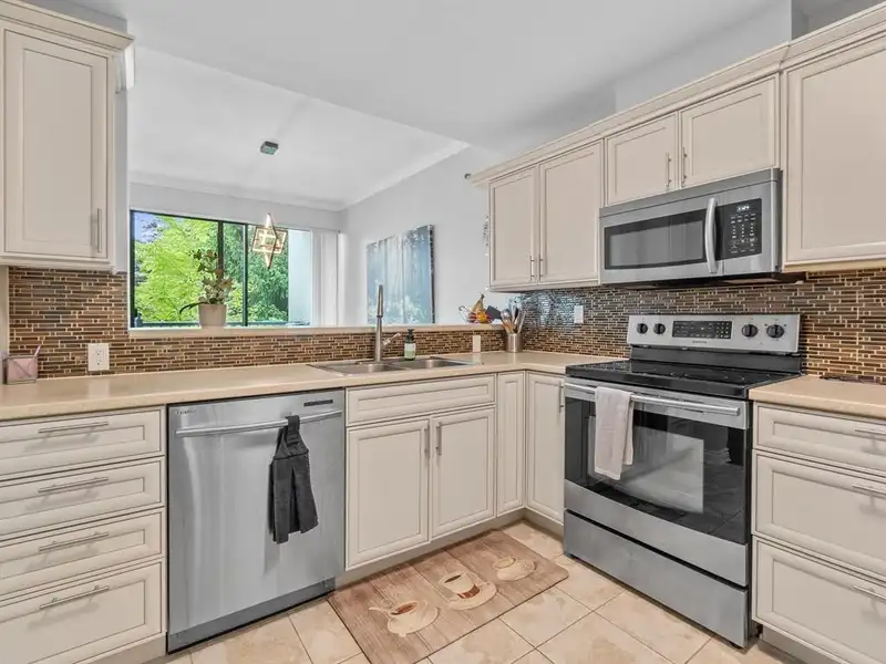 201 1725 MARTIN DRIVE - photo 4 of 19