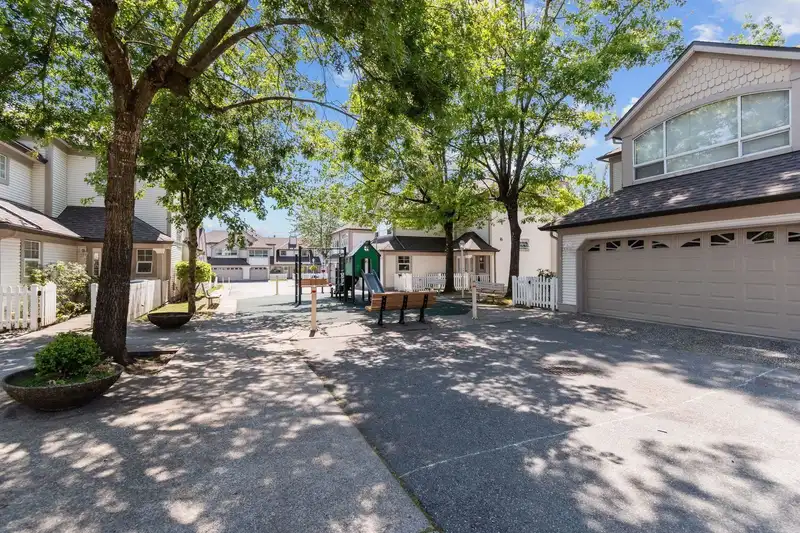 63 16318 82 AVENUE - photo 4 of 33
