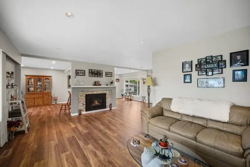 24322 46A AVENUE - photo 3 of 38