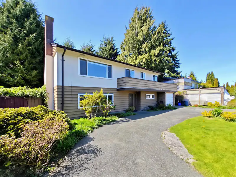 10111 AINSWORTH CRESCENT - photo 4 of 39