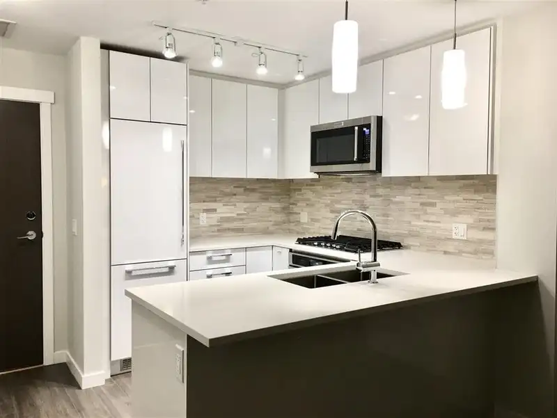 415 9551 ALEXANDRA ROAD - photo 2 of 10