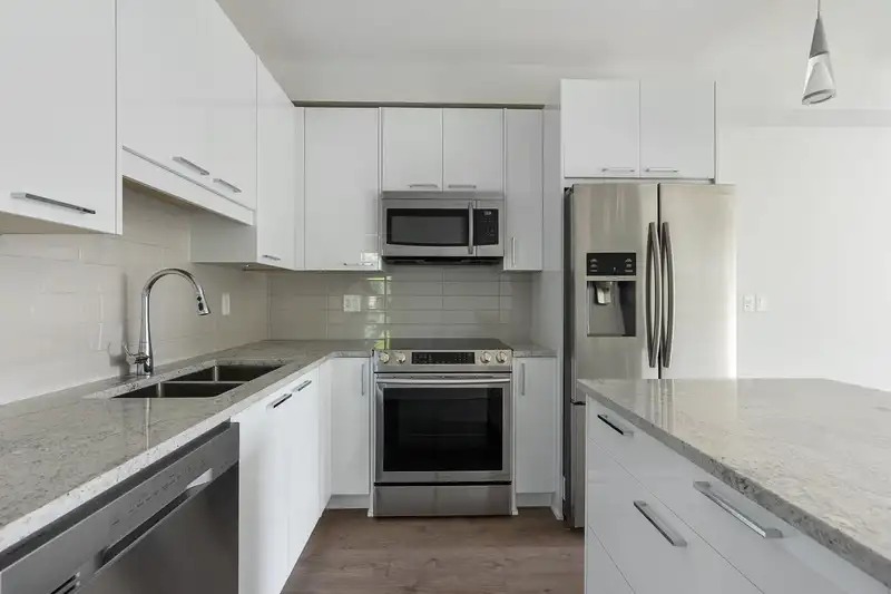 411 20696 EASTLEIGH CRESCENT - photo 1 of 23