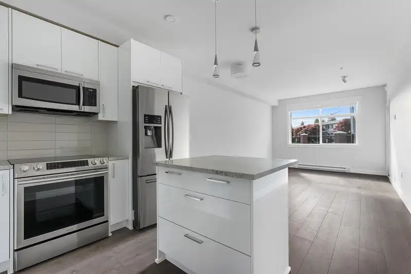 411 20696 EASTLEIGH CRESCENT - photo 2 of 23