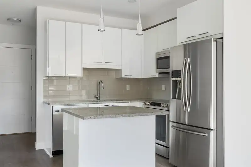 411 20696 EASTLEIGH CRESCENT - photo 3 of 23