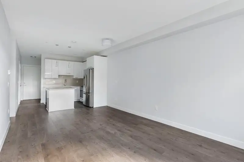 411 20696 EASTLEIGH CRESCENT - photo 4 of 23