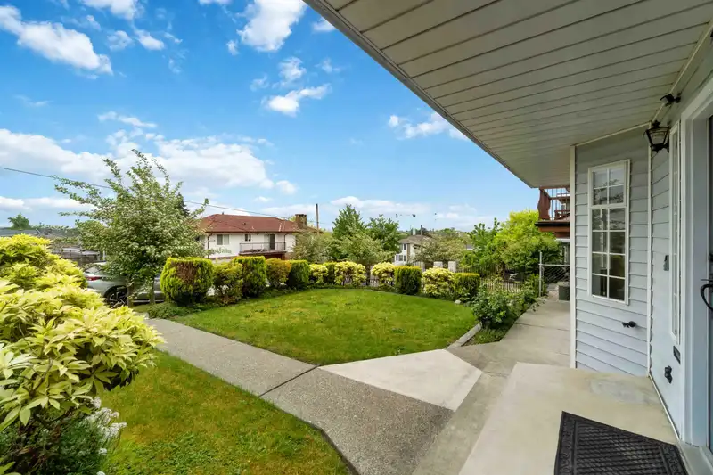 3926 KASLO STREET - photo 4 of 34