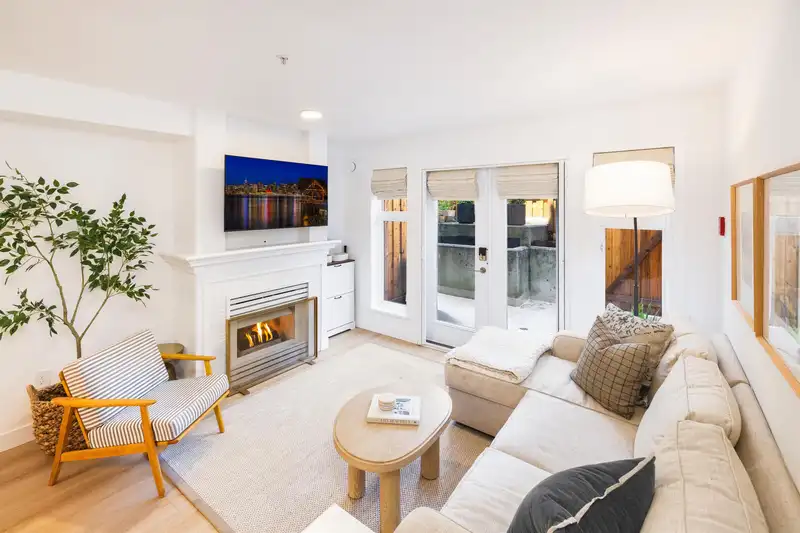 235 2565 W BROADWAY - photo 4 of 25