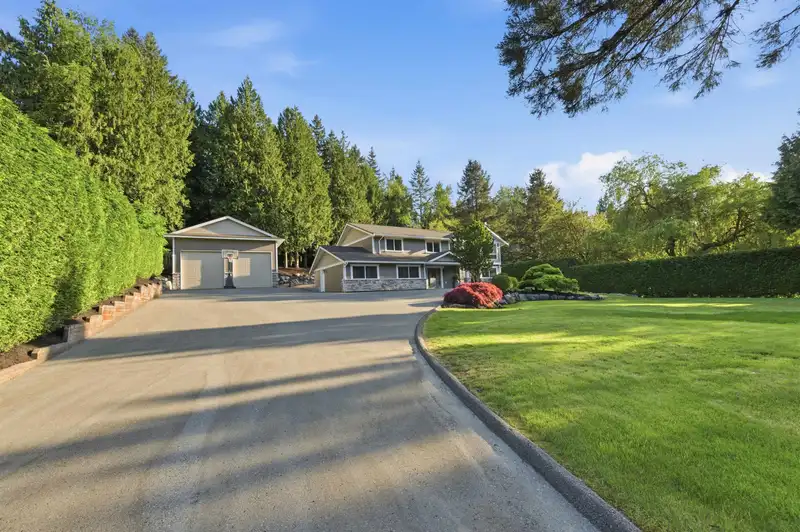 24364 61 AVENUE - photo 4 of 40