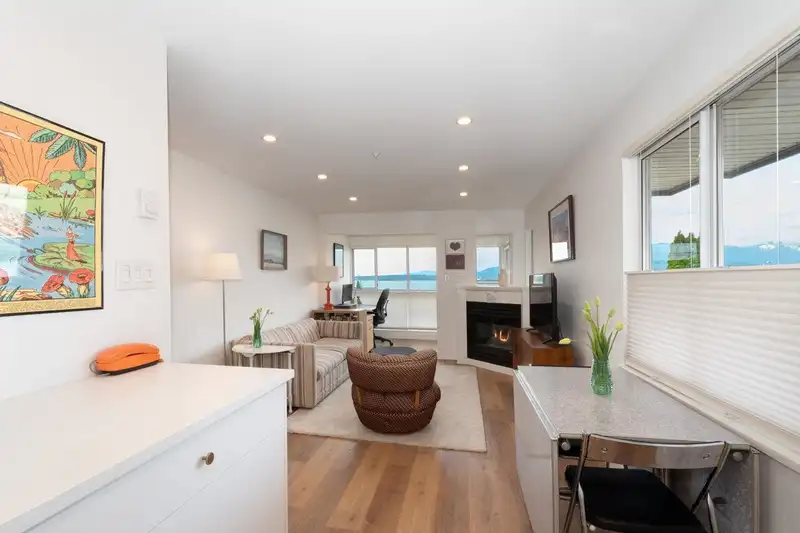 208 2211 WALL STREET - photo 2 of 40