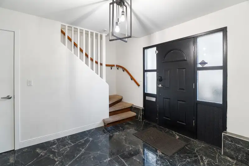 13822 92A AVENUE - photo 4 of 34