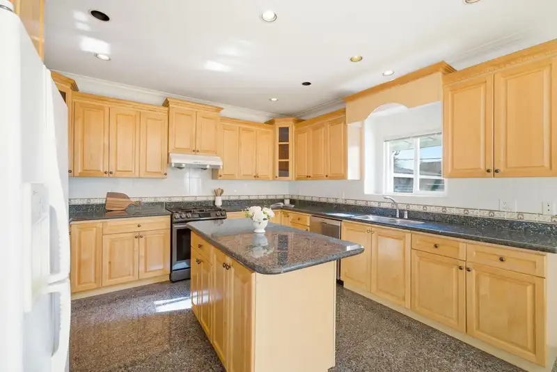 213 W 28TH STREET - photo 4 of 32
