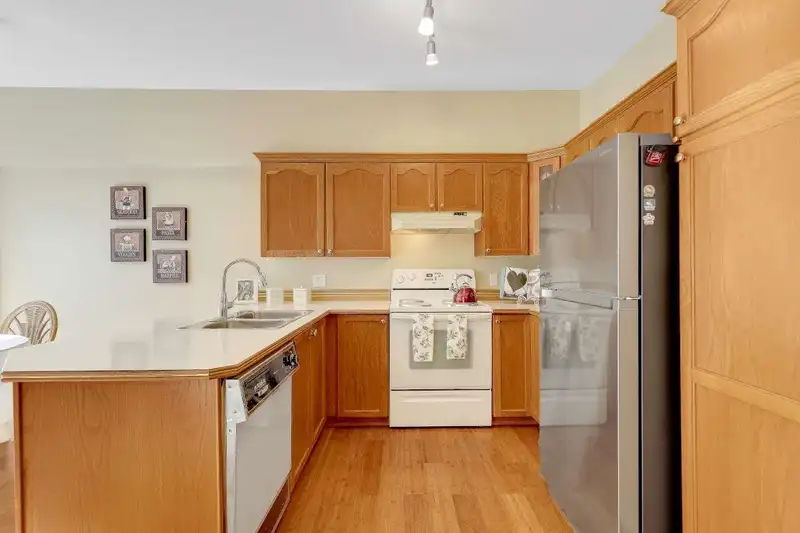 106 13895 102 AVENUE - photo 4 of 22