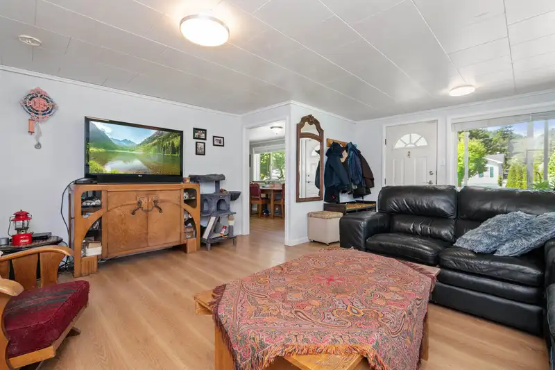 435 HEMLOCK AVENUE - photo 4 of 28