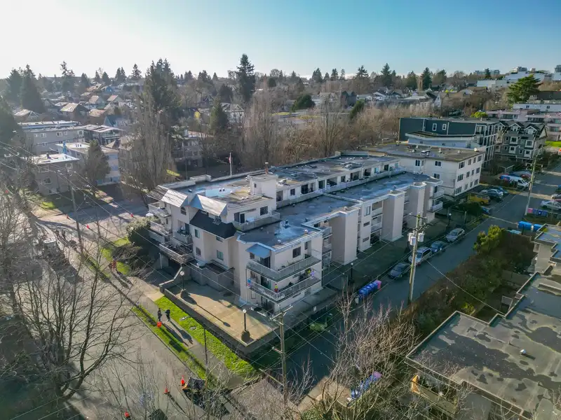 303 975 E BROADWAY - photo 1 of 34