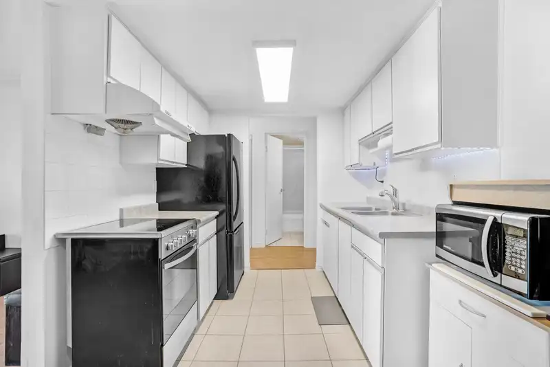 303 975 E BROADWAY - photo 2 of 34