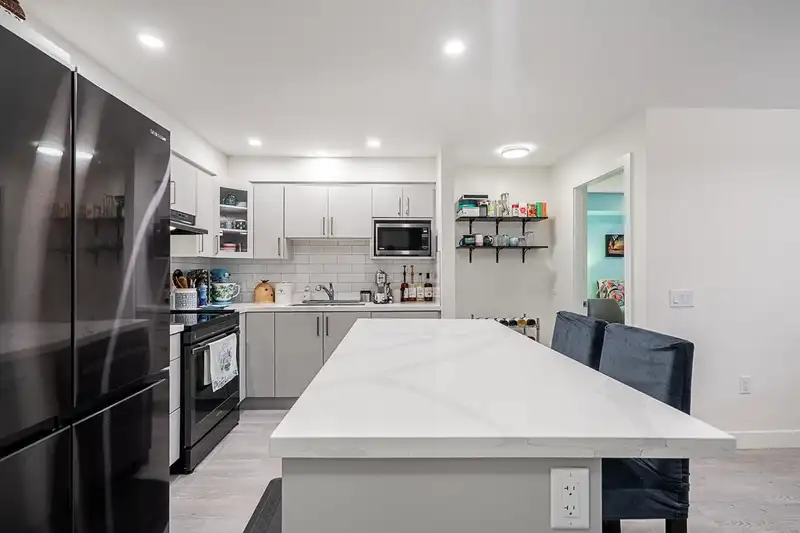 202 19730 56 AVENUE - photo 2 of 17