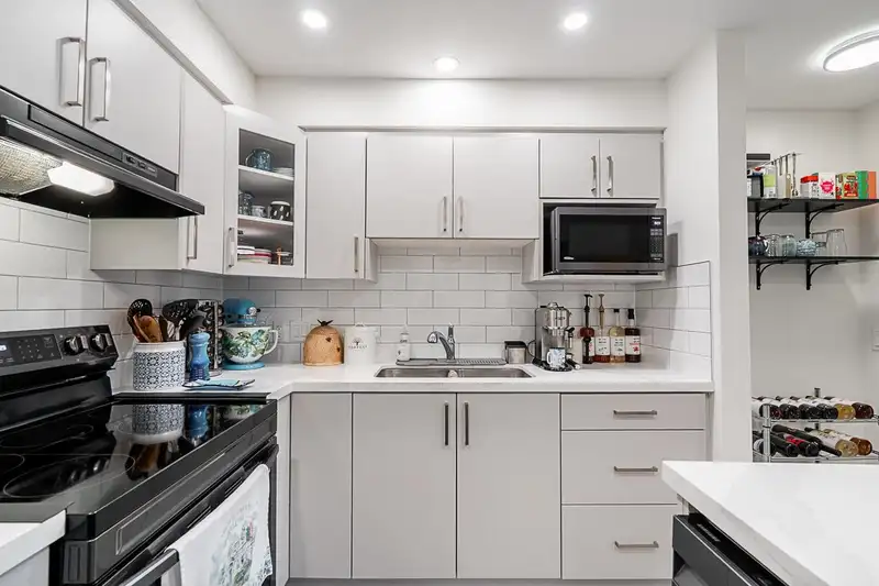 202 19730 56 AVENUE - photo 4 of 17