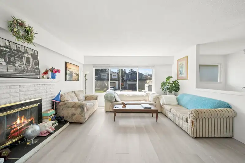 11925 92A AVENUE - photo 3 of 34