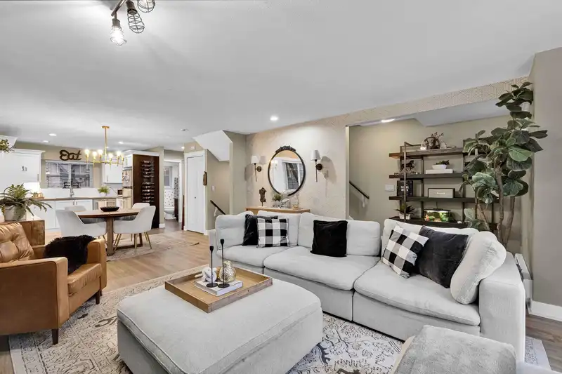 101 13368 72 AVENUE - photo 2 of 36