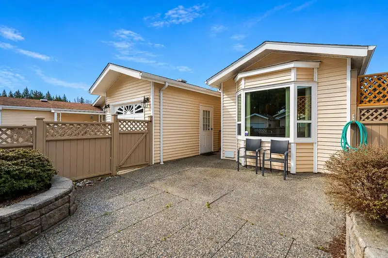 64 1400 164 STREET - photo 2 of 33