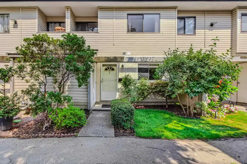 9 20390 53 AVENUE - photo 1 of 40