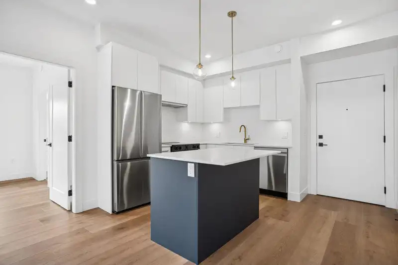 308 20286 72B AVENUE - photo 2 of 23