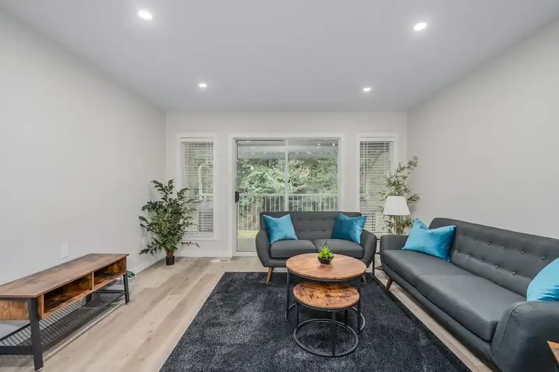 35 3055 TRAFALGAR STREET - photo 3 of 33