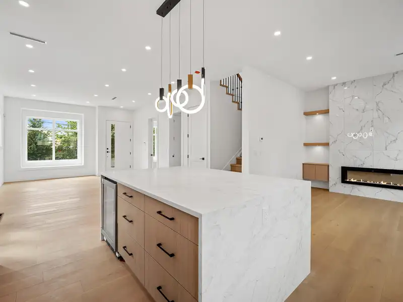 2 6885 AUBREY STREET - photo 2 of 29