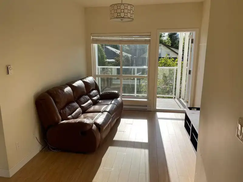 202 5655 INMAN AVENUE - photo 3 of 6