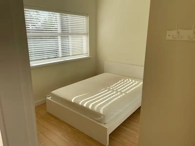 202 5655 INMAN AVENUE - photo 4 of 6