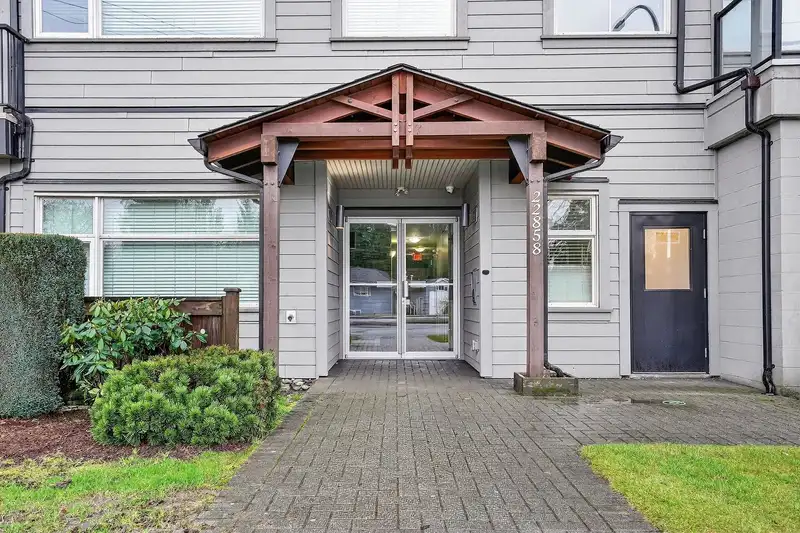 404 22858 LOUGHEED HIGHWAY - photo 2 of 27