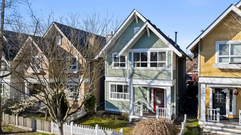 133 STAR CRESCENT - photo 2 of 39
