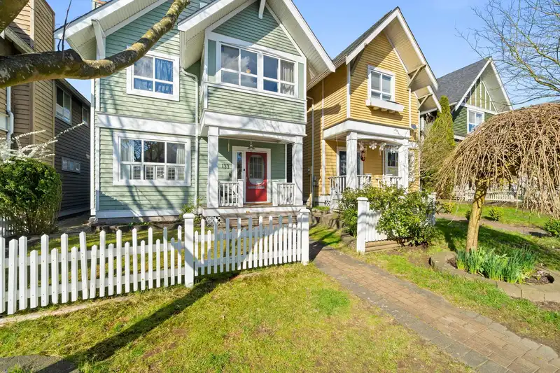 133 STAR CRESCENT - photo 3 of 39