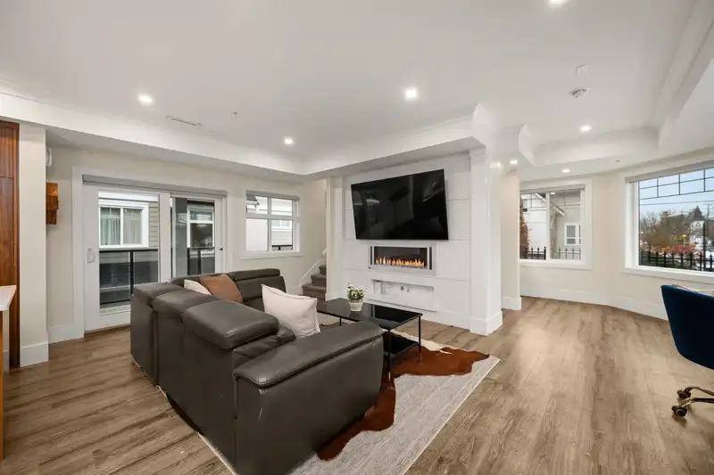 4931 47A AVENUE - photo 2 of 36