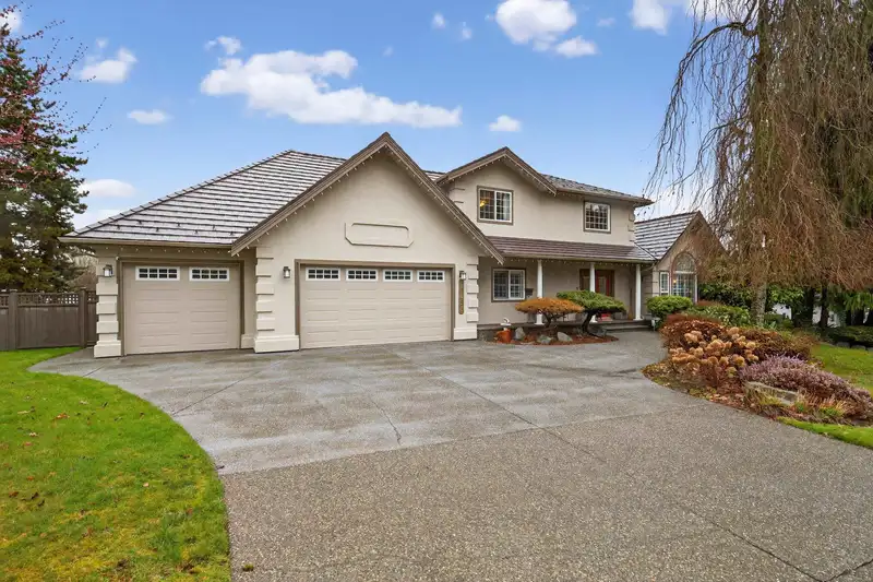 18055 98 AVENUE - photo 1 of 39
