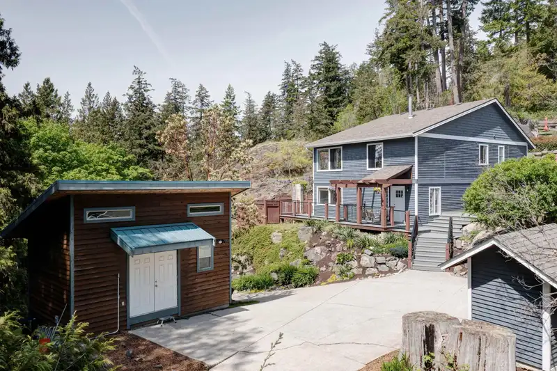 8362 REDROOFFS ROAD - photo 2 of 37