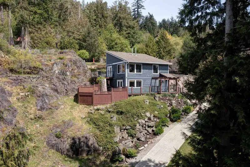8362 REDROOFFS ROAD - photo 4 of 37