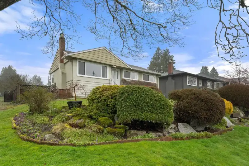 462 W 26TH STREET - photo 1 of 40