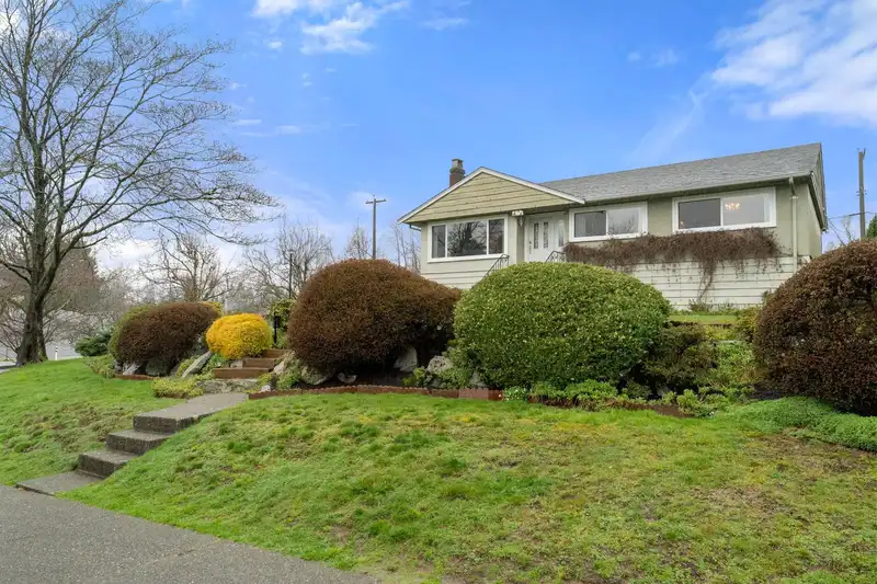 462 W 26TH STREET - photo 3 of 40